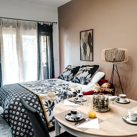 Apartment Moderne Avec Piscine, Garage Prive Et Terrasse Sud Uzes