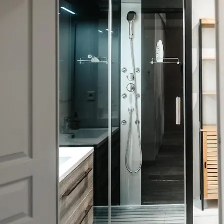 Moderne Avec Piscine, Garage Prive Et Terrasse Sud